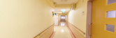 ケア施設の廊下と部屋の入口