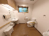 広々とした清潔なトイレ空間