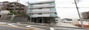 街中に建つ介護施設の周辺