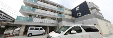 ケア施設外観と駐車スペース