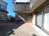 日の当たる建物外観