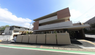 清潔な施設の外観と付近
