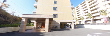 広々とした老人ホーム外観