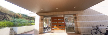 明るい介護施設の入口周辺