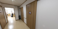 広々とした廊下の施設
