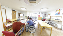 活気に満ちた介護施設の活動エリア