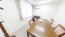 明るい介護施設の食堂