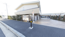 明るく広々とした介護施設の周辺