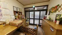 介護施設内の受付と廊下