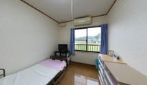 介護施設の居室と外の景色