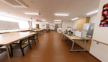 介護施設の居室前と共用スペース