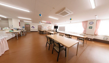 広々とした介護施設の内観