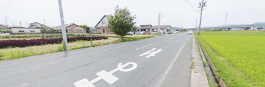 田園に囲まれた町の交差点