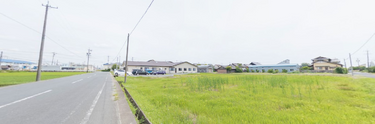 平和な田舎の道路と緑地