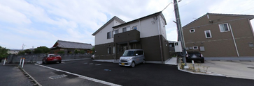 静かな街並みと施設の外観