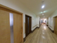 介護施設内の廊下と部屋の扉