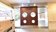 広々とした清潔な受付エリア