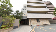広々とした施設のエントランス周辺
