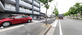 清潔な外観の介護施設と周辺環境