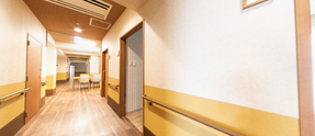 介護施設の廊下と部屋への入り口