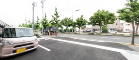 モダンな介護施設の外観