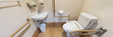 介護施設内のトイレと廊下