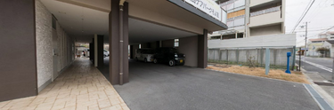 介護施設の建物と周囲