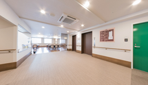 介護施設内の清潔な共用廊下