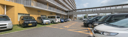 介護施設の外観と駐車場