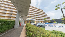 広々とした屋外アーチ通路