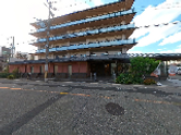 緑に囲まれた建物外観  