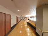 明るい廊下と共用空間