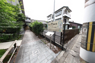 介護施設入口と周囲の風景