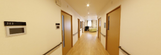 明るく広々とした施設の廊下