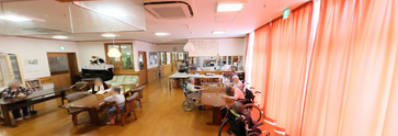 介護施設内の居間と廊下の全景