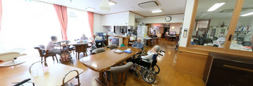 広々とした介護施設の共有エリア