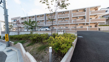 明るい住宅街にある介護施設