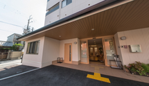介護施設の門前と駐車スペース