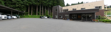 木々に囲まれた介護施設外観