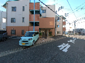 ゆったりとした空間の建物入口