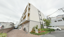 介護施設の外側と通り