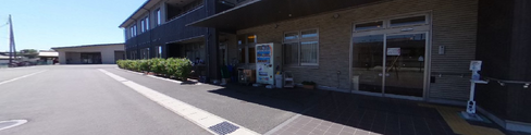 ゆとりある介護施設の正面入口