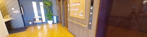 施設の廊下と受付