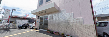 介護施設のエントランスと外観