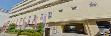 介護施設の外観と通りの景色