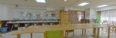 広い食堂での日常風景
