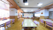 介護施設の明るい食堂兼リビング