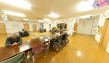介護施設の明るい共用エリア