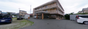 静かな住宅街の介護施設外観