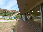 庭が見える施設の外観